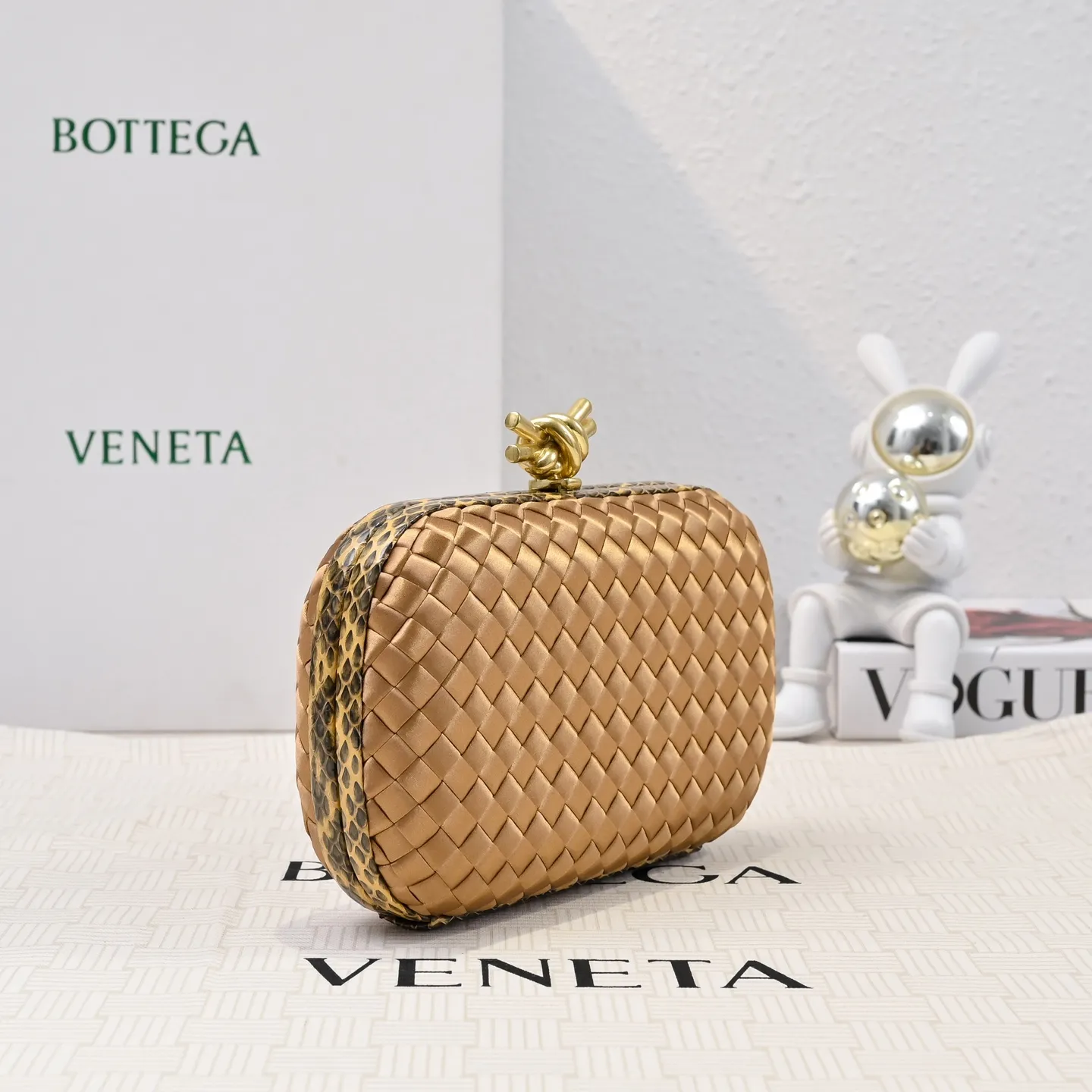 Batch 1460 #BV Knot woven evening bag series ~ Each bag reveals exquisite elegance💫Iconic classic silk weaving➕snake skin trimming with knot buckle, soft and delicate feel. The design is small and exquisite, low-key without logo, elegant and elegant. Paired with evening dress or cheongsam, it has the atmosphere of a famous and wealthy lady. Full of aura and invincible texture💃 Model: 7622 Dimensions: 20x12x5.5